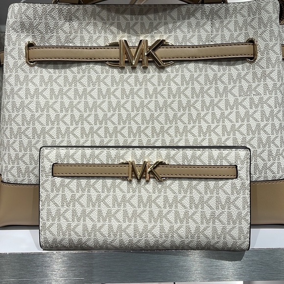 MICHAEL KORS
Reed Large Snap Signature Wallet
Style: 35S3G6RE3B
Camel Multi 
NWT - Picture 2 of 16